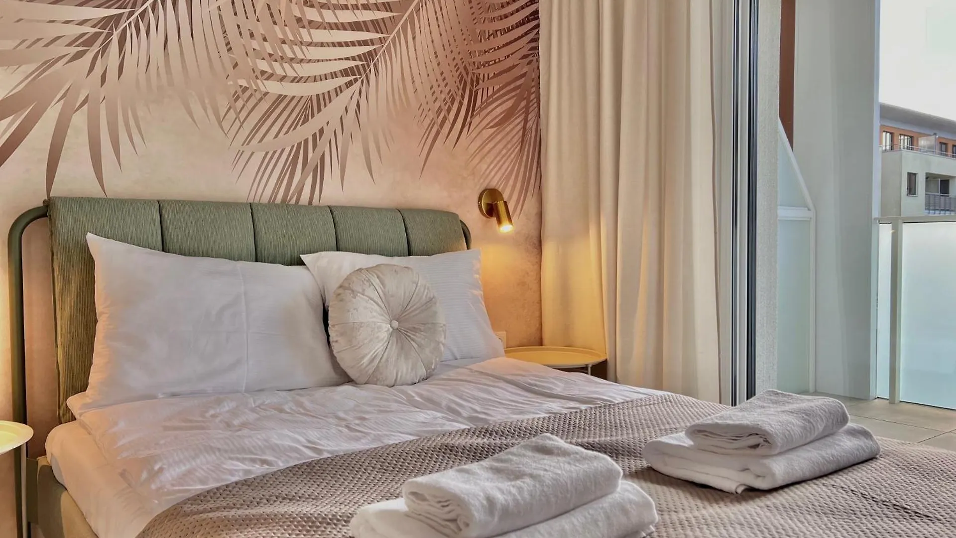 Palm Tree Perlowa Przystan Parking, 650M Do Plazy, Swiezo Oddany Nowoczesny Apartament, Parkplatz Im Preis Inbegriffen, 650 Meter Zum Strand, Frisch Fertiggestellt, Geraeumige Und Moderne Wohnung, Parking Included, 650 Meters To The Beach! Kolobrzeg 0*,  Poland